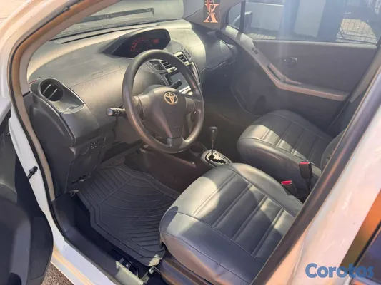 2009 Toyota Vitz — foto 13 / 14