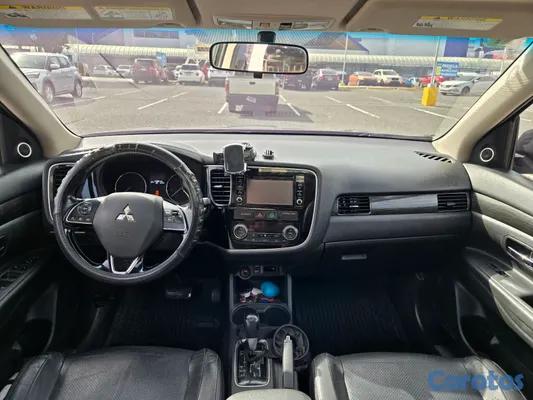 2016 Mitsubishi Outlander — foto 9 / 11