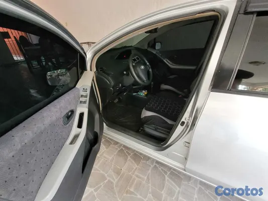 2009 Toyota Vitz — foto 1 / 10