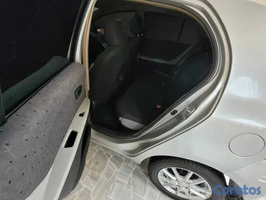 2009 Toyota Vitz — foto 3 / 10