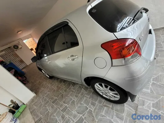 2009 Toyota Vitz — foto 9 / 10
