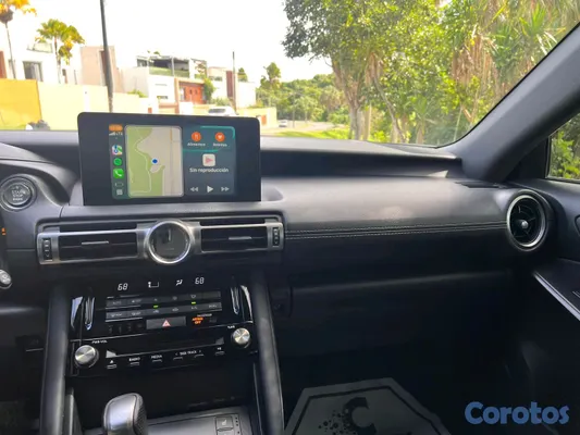 2021 Lexus Is — foto 8 / 9