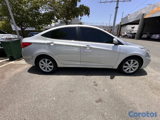 2014 Hyundai Accent — foto 8 / 9