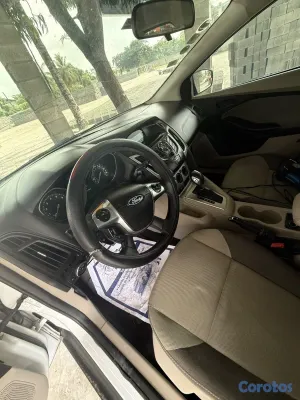 2012 Ford Focus — foto 12 / 17