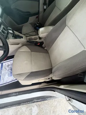 2012 Ford Focus — foto 13 / 17
