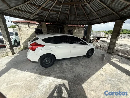 2012 Ford Focus — foto 14 / 17
