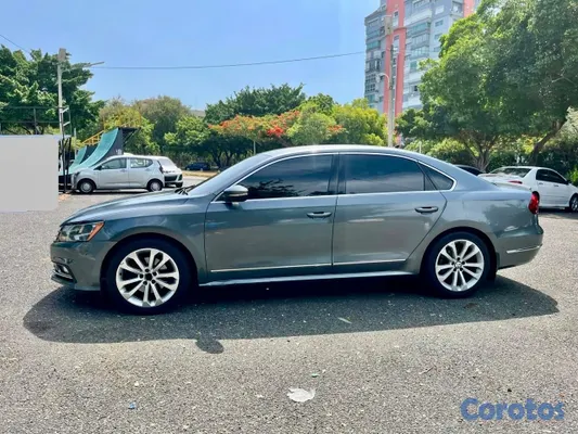 2017 Volkswagen Passat — foto 2 / 10