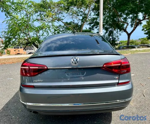 2017 Volkswagen Passat — foto 7 / 10