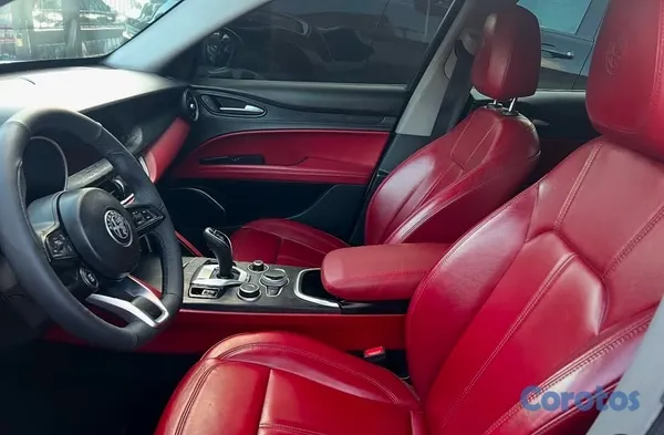 2020 Alfa Romeo Stelvio — foto 3 / 6