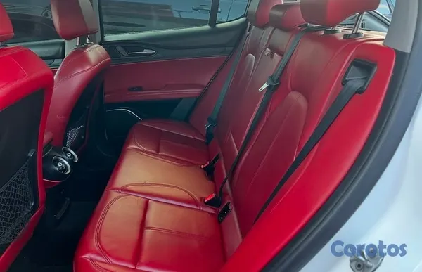 2020 Alfa Romeo Stelvio — foto 5 / 6