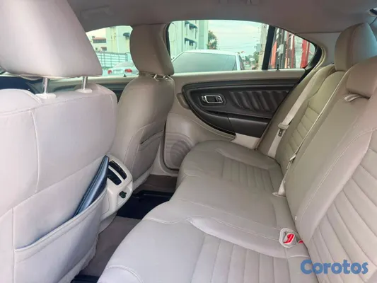 2011 Ford Taurus — foto 6 / 10