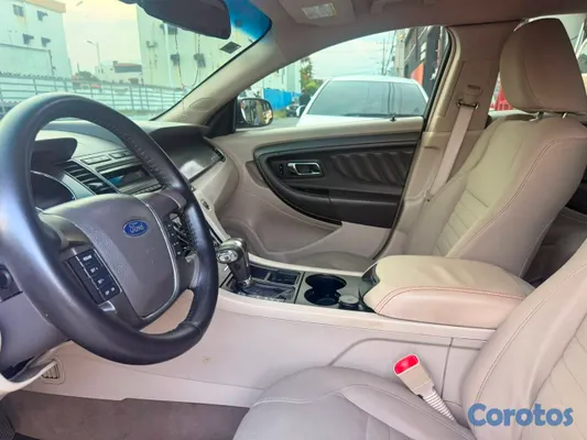 2011 Ford Taurus — foto 7 / 10