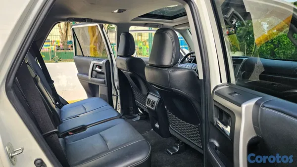 2020 Toyota 4 Runner — foto 9 / 17