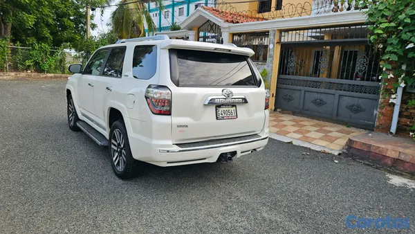 2020 Toyota 4 Runner — foto 12 / 17