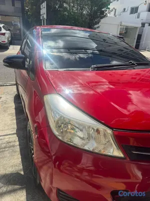 2012 Toyota Vitz — foto 2 / 10