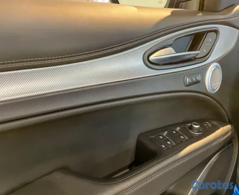 2023 Alfa Romeo Stelvio — foto 3 / 12