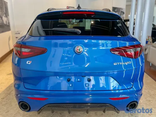2023 Alfa Romeo Stelvio — foto 7 / 12