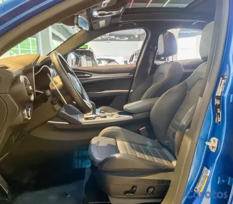 2023 Alfa Romeo Stelvio — foto 8 / 12