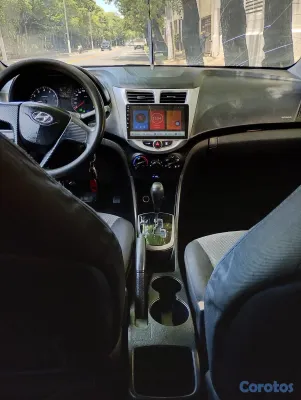 2012 Hyundai Accent — foto 18 / 20