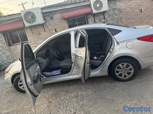 2012 Hyundai Accent — foto 10 / 18