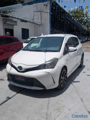 2017 Toyota Vitz — foto 2 / 11