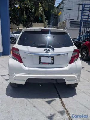 2017 Toyota Vitz — foto 4 / 11