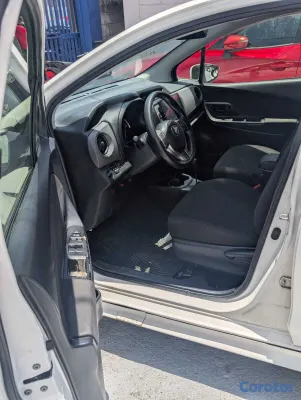 2017 Toyota Vitz — foto 7 / 11