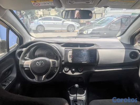 2017 Toyota Vitz — foto 8 / 11
