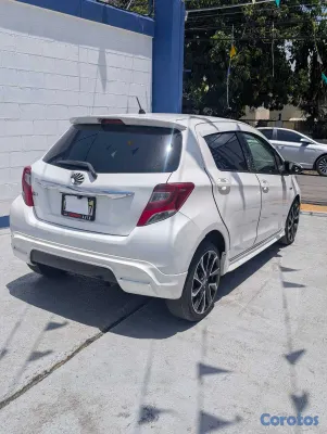 2017 Toyota Vitz — foto 9 / 11