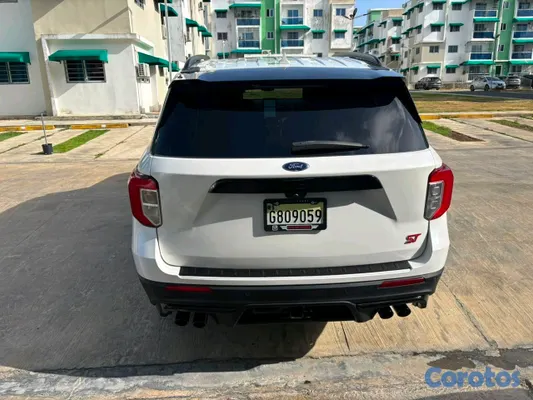 2022 Ford Explorer — foto 3 / 8