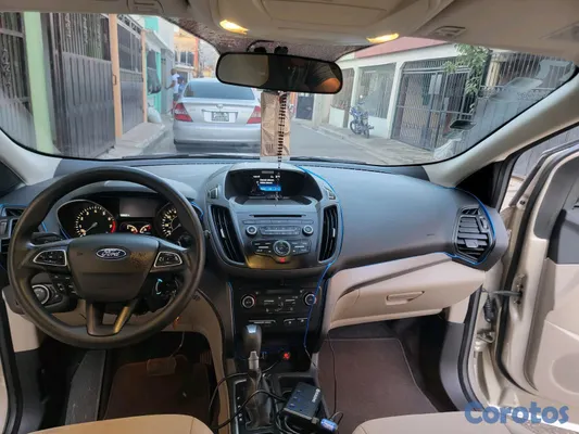 2017 Ford Escape — foto 5 / 15