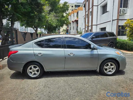 2014 Nissan Versa — foto 3 / 6