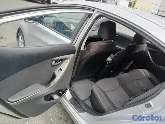 2012 Hyundai Elantra — foto 6 / 12