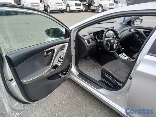 2012 Hyundai Elantra — foto 9 / 12