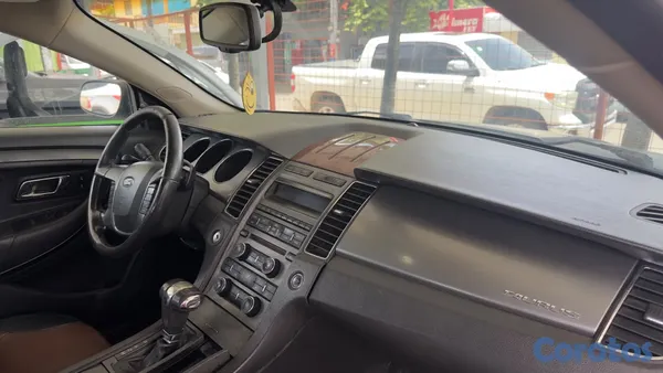 2010 Ford Taurus — foto 3 / 5
