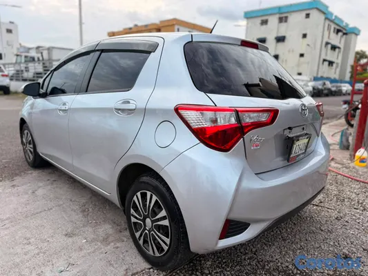 2018 Toyota Vitz — foto 3 / 8