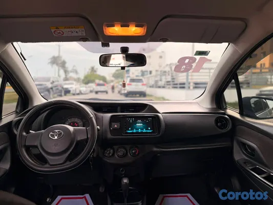 2018 Toyota Vitz — foto 4 / 8