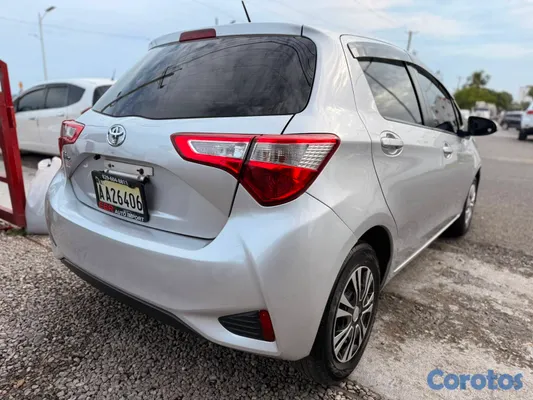 2018 Toyota Vitz — foto 7 / 8