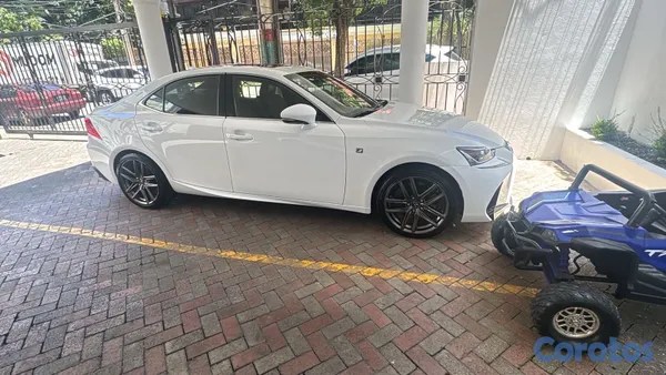 2018 Lexus Is — foto 2 / 6