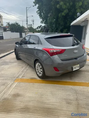 2017 Hyundai Elantra — foto 6 / 12