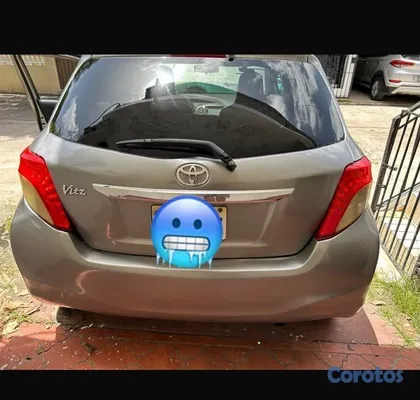 2013 Toyota Vitz — foto 3 / 7