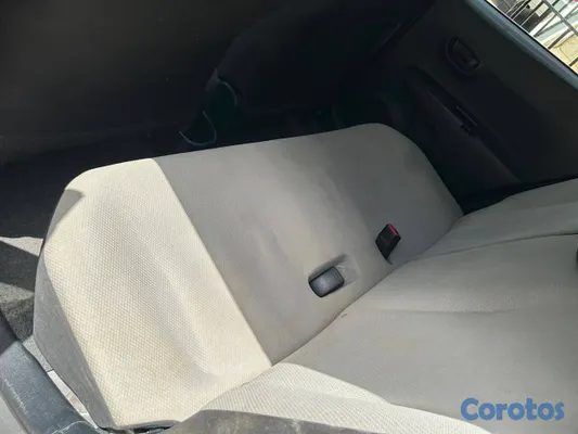 2013 Toyota Vitz — foto 4 / 7