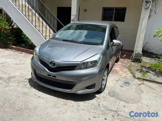 2013 Toyota Vitz — foto 5 / 7