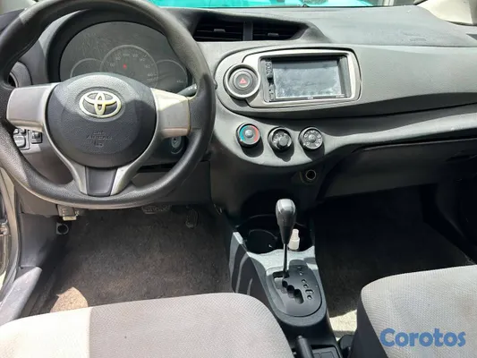 2013 Toyota Vitz — foto 6 / 7