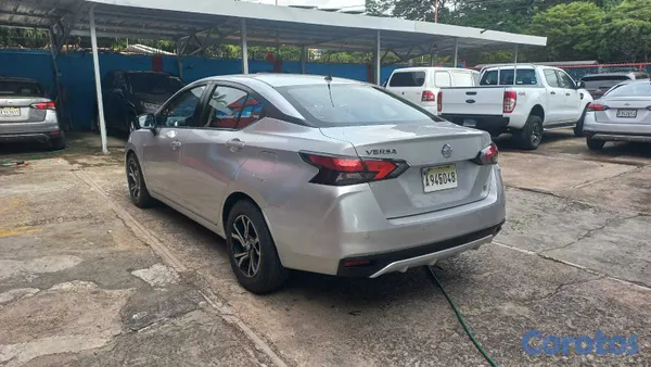 2022 Nissan Versa — foto 7 / 11