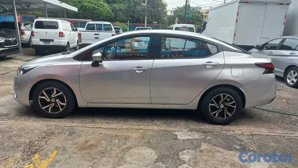 2022 Nissan Versa — foto 9 / 11