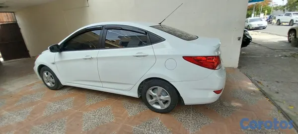 2014 Hyundai Accent — foto 9 / 9