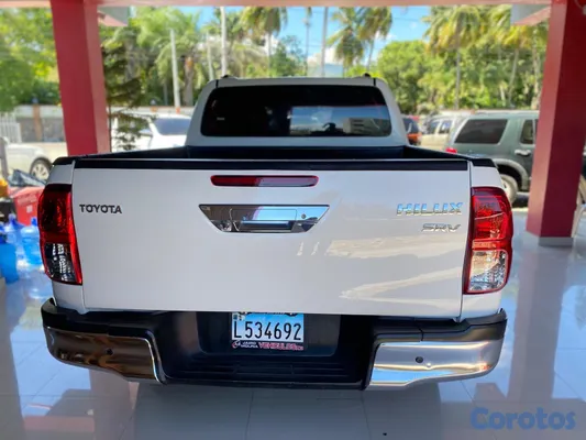 2020 Toyota Hilux — foto 11 / 13