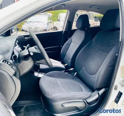 2016 Hyundai Accent — foto 6 / 10