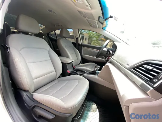2018 Hyundai Elantra — foto 3 / 8